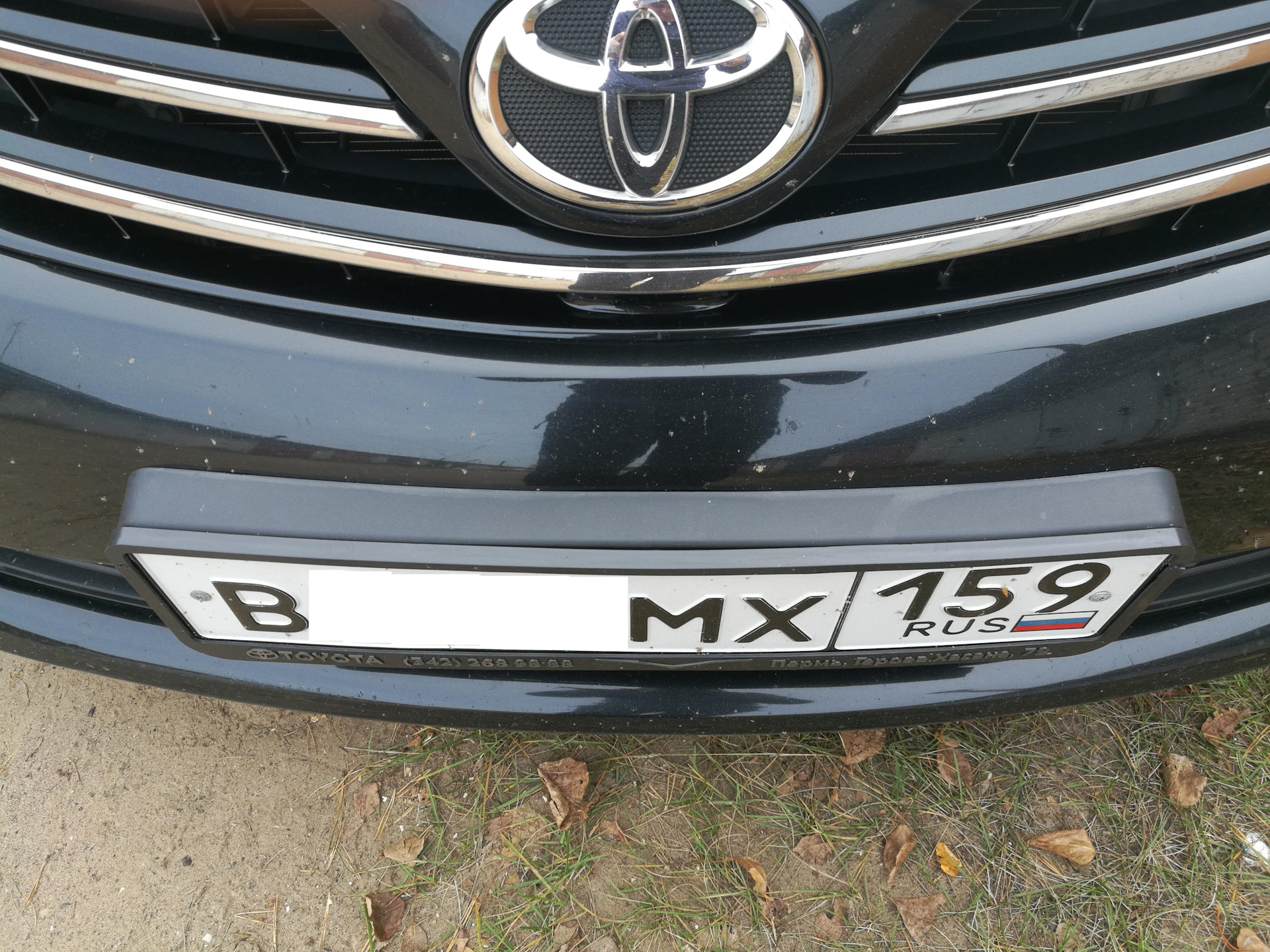 крепление номерного знака toyota camry. обычные номера машин. под номером 150. табличка на гараж с номером. подъездные таблички.