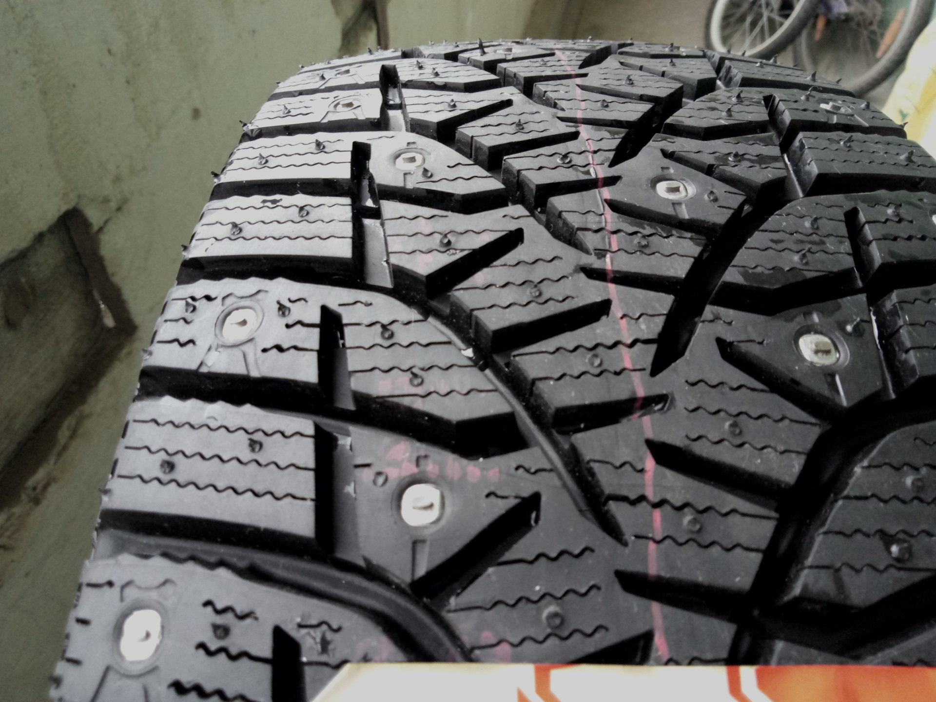 Близак спайк. Bridgestone Blizzak Spike-02 215/50 r17. Bridgestone Blizzak Spike-02. Bridgestone Blizzak Spike-02 175/65 r14 82t шип. Bridgestone Blizzak Spike-02 SUV 225/65 r17.