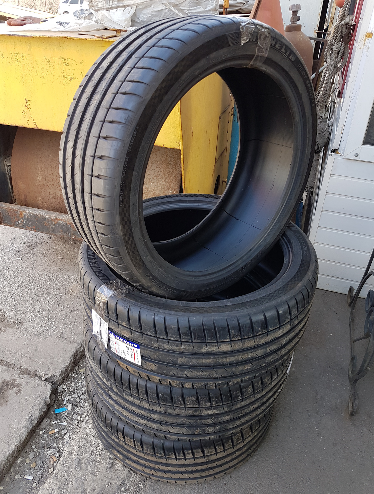 Michelin 285 40 r22. Michelin 4s 285/40 r22. Michelin Pilot Sport 4 s 275/40 r22. Michelin шины Pilot Sport 275/40 r22. Michelin Pilot Sport 4 s 275/35 r22 315/30 r22 107y,.