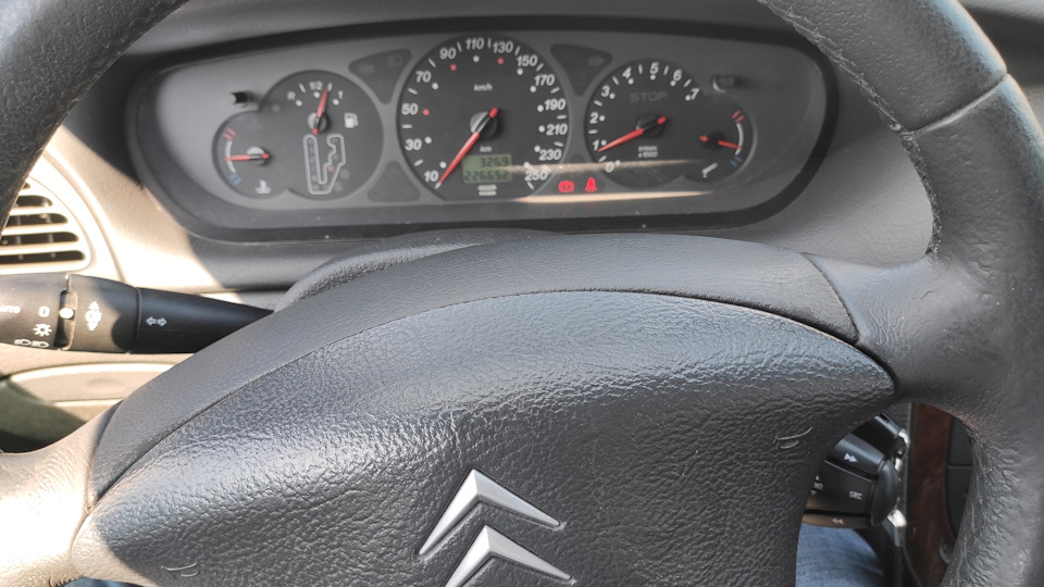 Во время длительной поездки, ехал на круиз контроле и заметил, чтобы машина ехала прямо, надо держать руль вот так — Citroen C5 (1G)