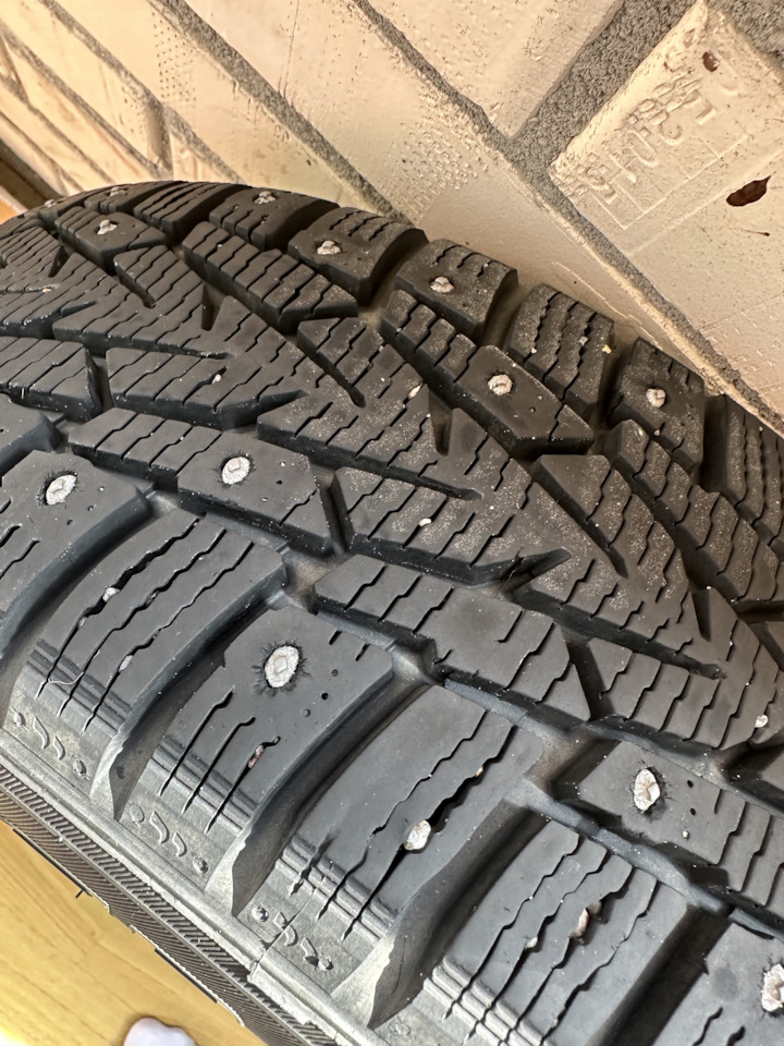 Шины зимние шипованные Nokian 185/60 R15, литые диски Volkswagen 6Jx15 ...