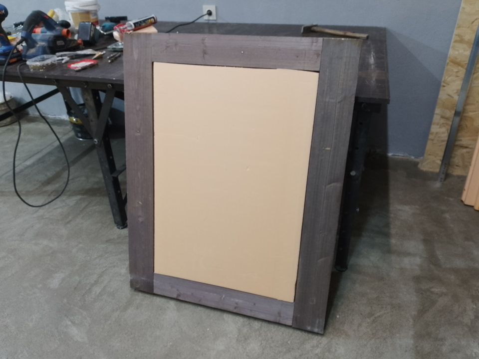 Изнаночная сторона щита. Доска 100х50, обструганная, покрытая Неомидом коричневого цвета. Пеноплекс 50-ка, приклеенный на жидкие гвозди. — Ford Transit (3G)