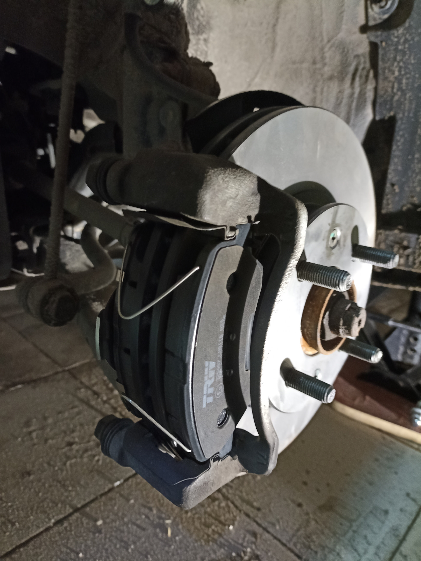 Замена передних тормозных дисков. — Hyundai Solaris, 1,6 л, 2014 года ...