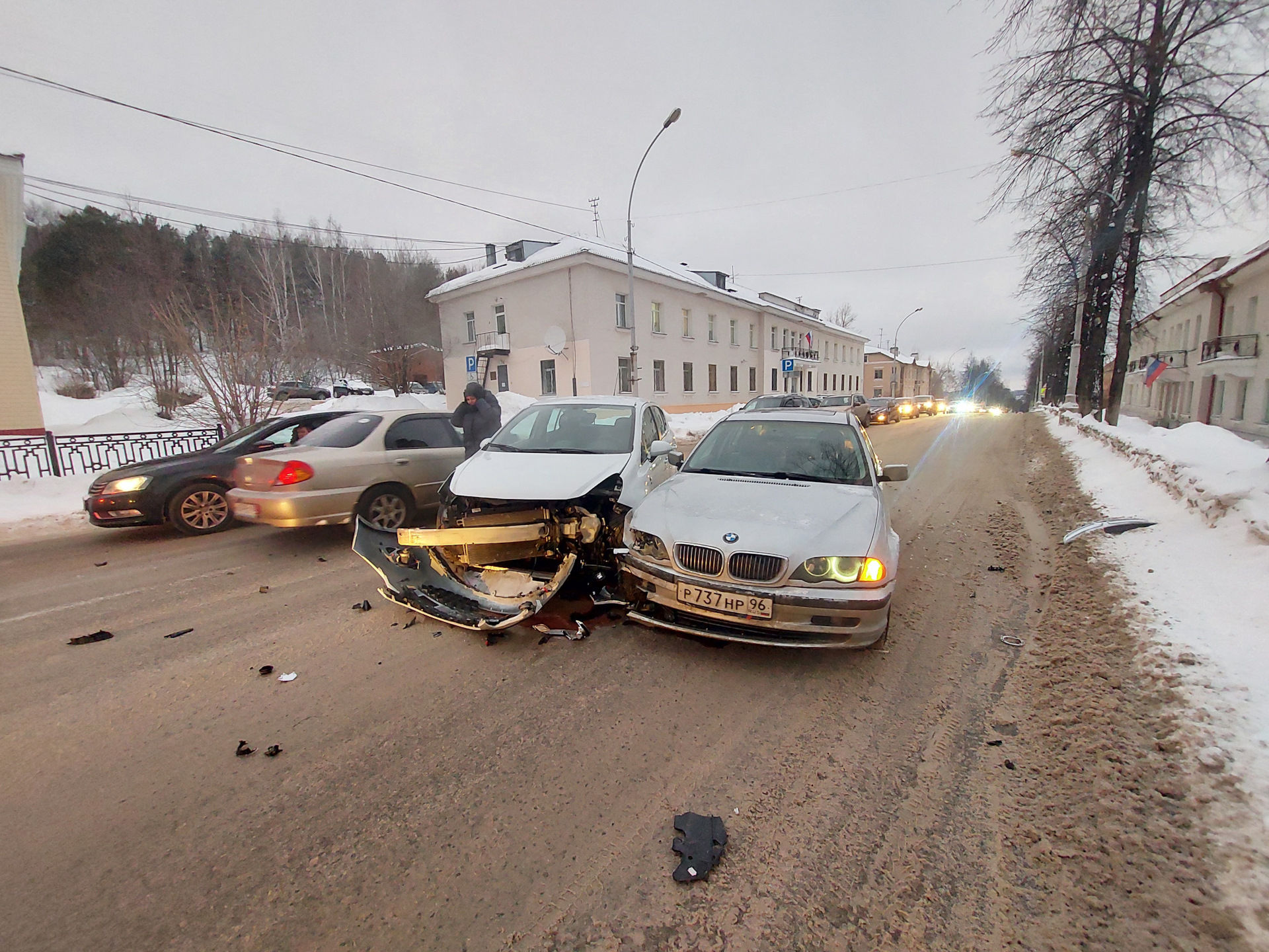 Если девушка выезжает из двора налево. — BMW 3 series (E46), 2,5 л, 1999  года | ДТП | DRIVE2