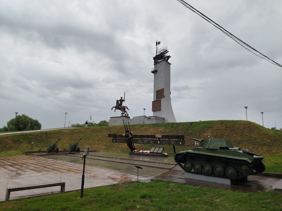 Справа от Кремля величественный монумент, посвященный героизму наших воинов. — Renault Kaptur (2020)