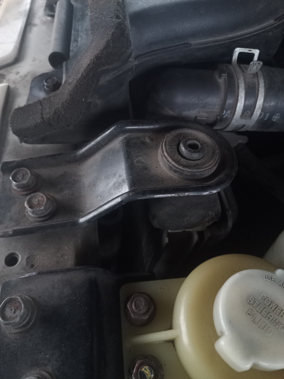 13. Уплотнитель радиатора — Mitsubishi Pajero (4G), 3,2 л, 2008 года ...