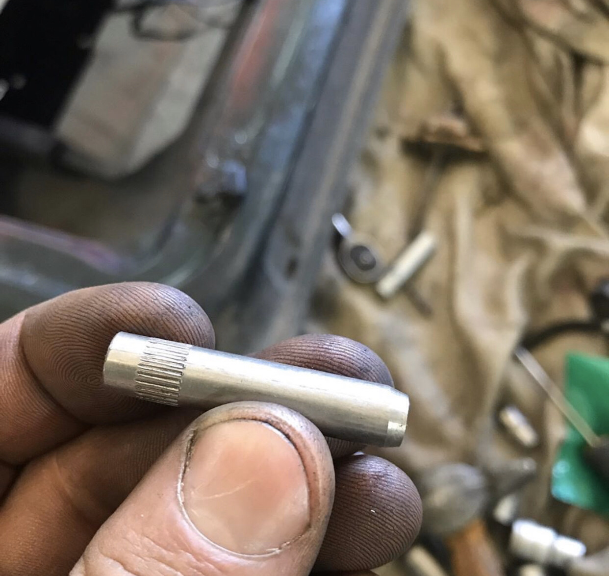 Как заменить штифт. Втулки петель гольф 2. Шкворень газ 3110. Газ 3110 волга сборка шкворня. Стекловолоконный штифт билдап.