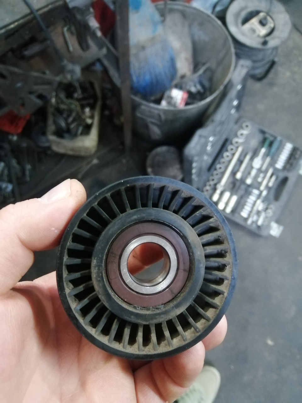 Замена ролика генератора — LADA Гранта, 1,6 л., 2017 года | расходники ...