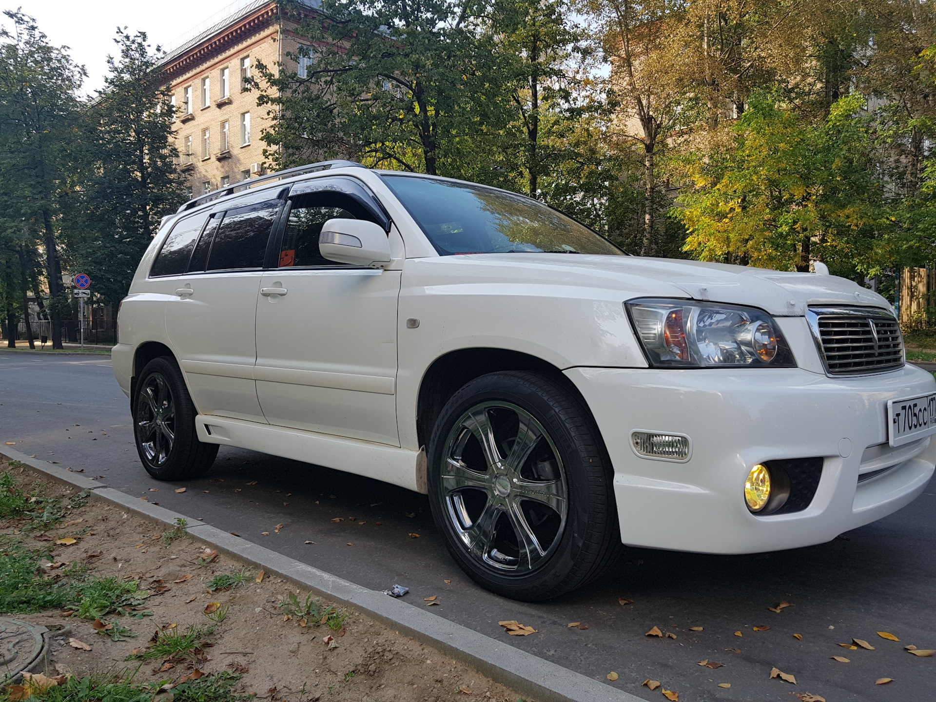 Тойота клюгер владивосток. Диски Toyota Kluger. Тойота Клюгер 2001. Тойота Клюгер литье. Lowenhart r20.