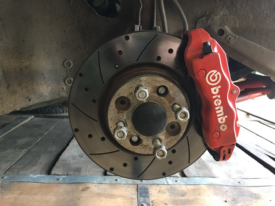 Почему дисковые тормоза. Тормозные диски BREMBO ВАЗ 2114. Суппорт тормозной на ВАЗ 2114 BREMBO. Тормозные диски на ВАЗ 2114 Брембо. Брембо 4 поршневые.