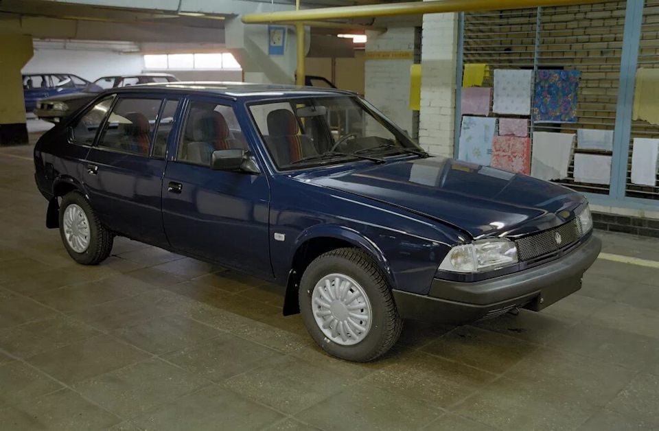 Вторая серия это номера кузовов 7422хх, 7424хх, 7425хх. Стекло — вклейка, корыто, без пластикового треугольника в крыле. — Москвич 2141