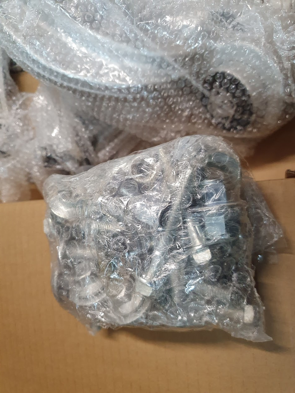 В комплекте с рычагами еще идет крепеж . — Audi Allroad (C7)