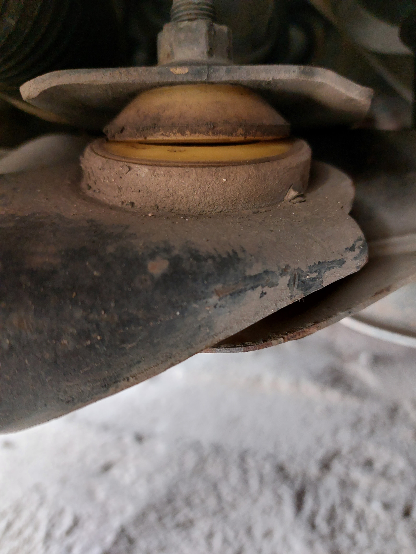 Замена задних с/б передних рычагов — Nissan Dualis, 2 л, 2009 года ...