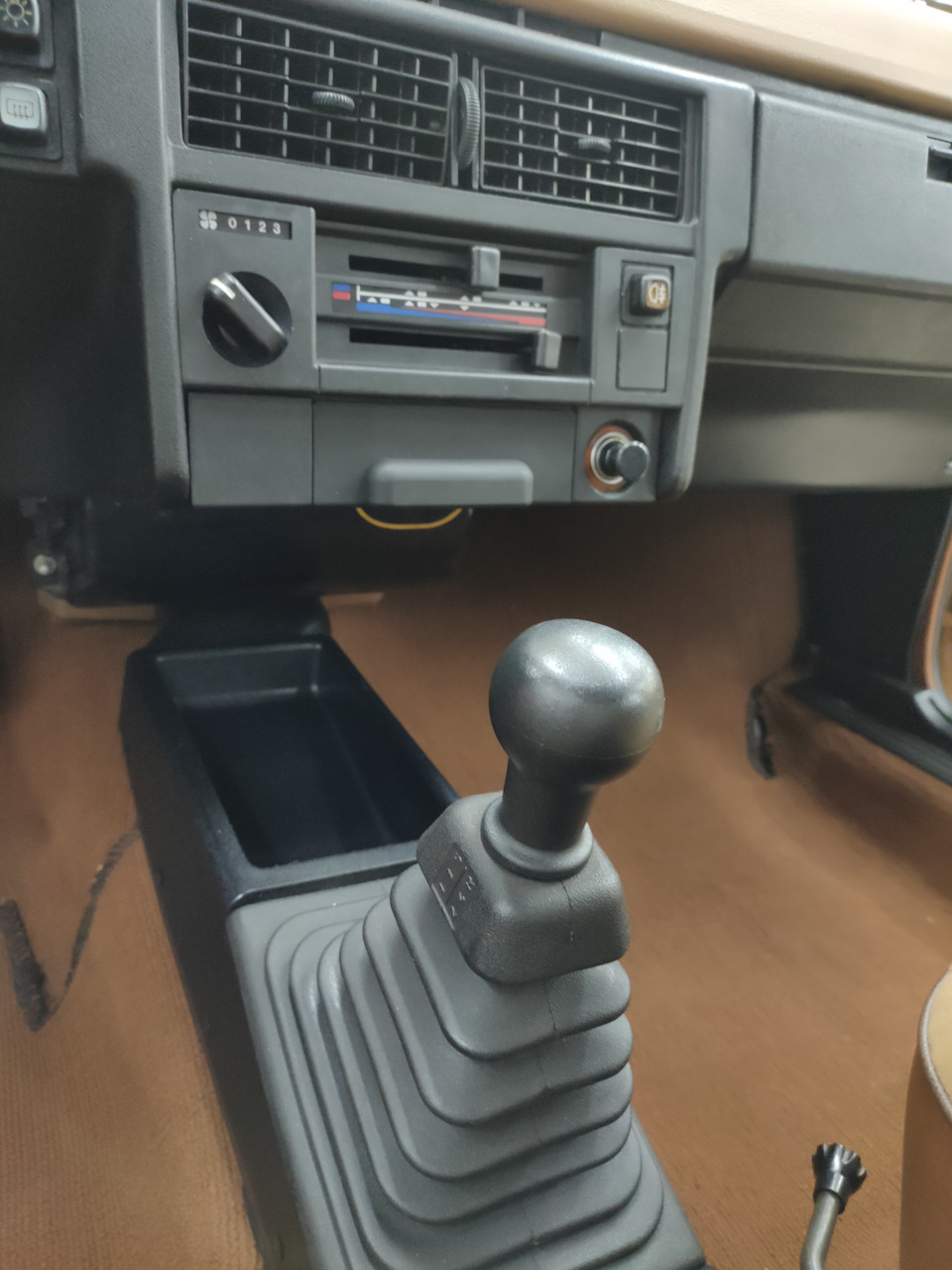 Как и у ранних 2108 у этих авто черный центральны тоннель — Москвич Святогор