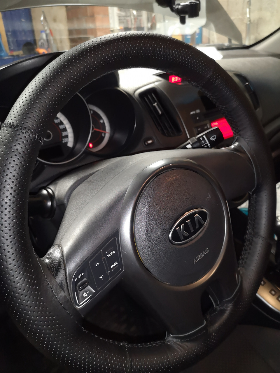 Обтяжка руля кожей — KIA Cerato (2G), 1,6 л, 2009 года | тюнинг | DRIVE2
