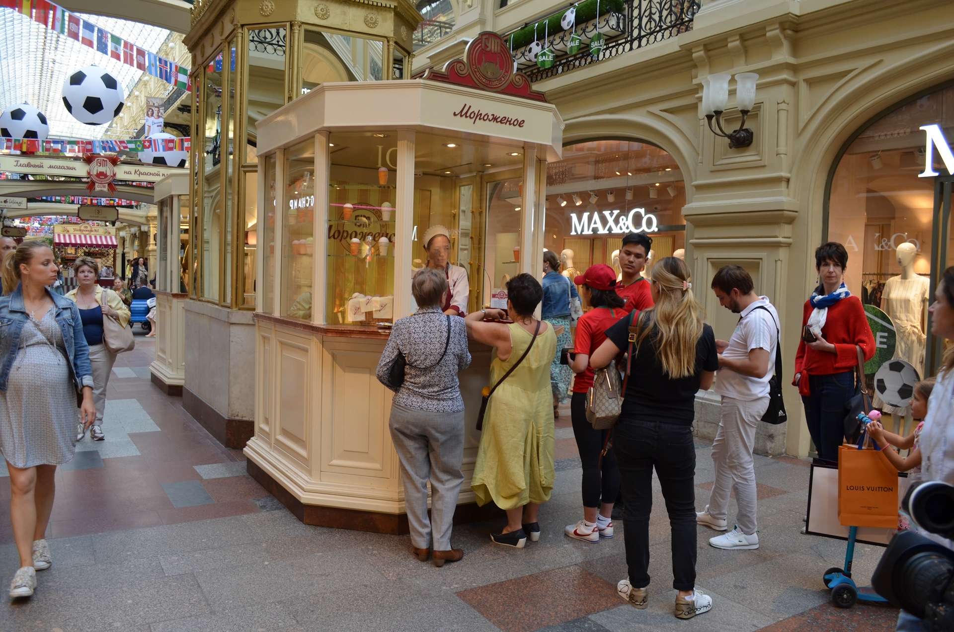 Сколько цумов в москве. Мороженое в ГУМЕ Москва. Московский ЦУМ ГУМ. Мороженое на красной площади в ГУМЕ. Москва ГУМ кафе мороженое.