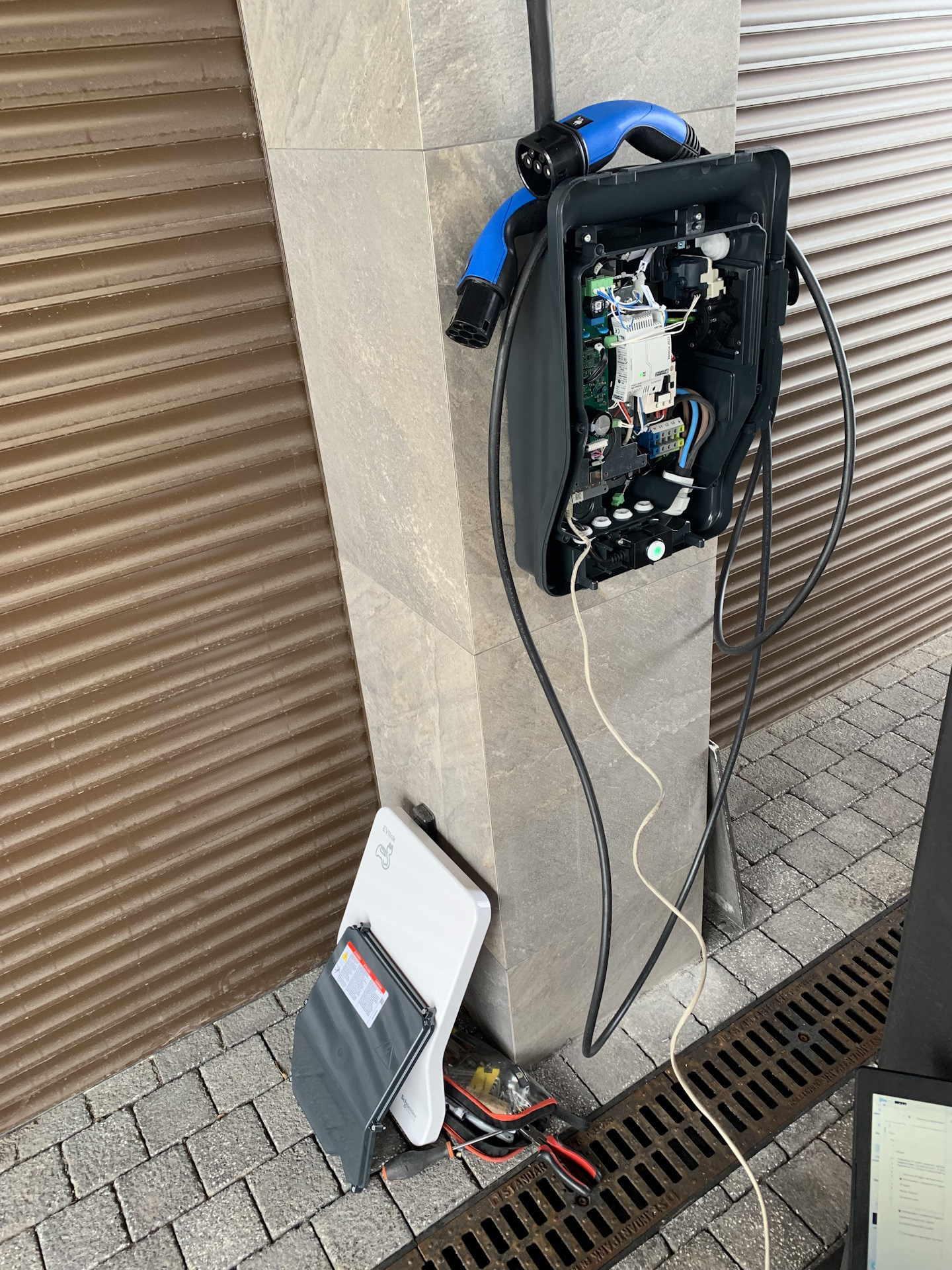 Зарядные станции wallbox. Зарядная станция Schneider Electric evb1a22p4ri. Зарядная станция 3,7квт. WALLBOX Schneider-Electric. EVLINK Smart WALLBOX. WALLBOX зарядная станция для электромобилей.