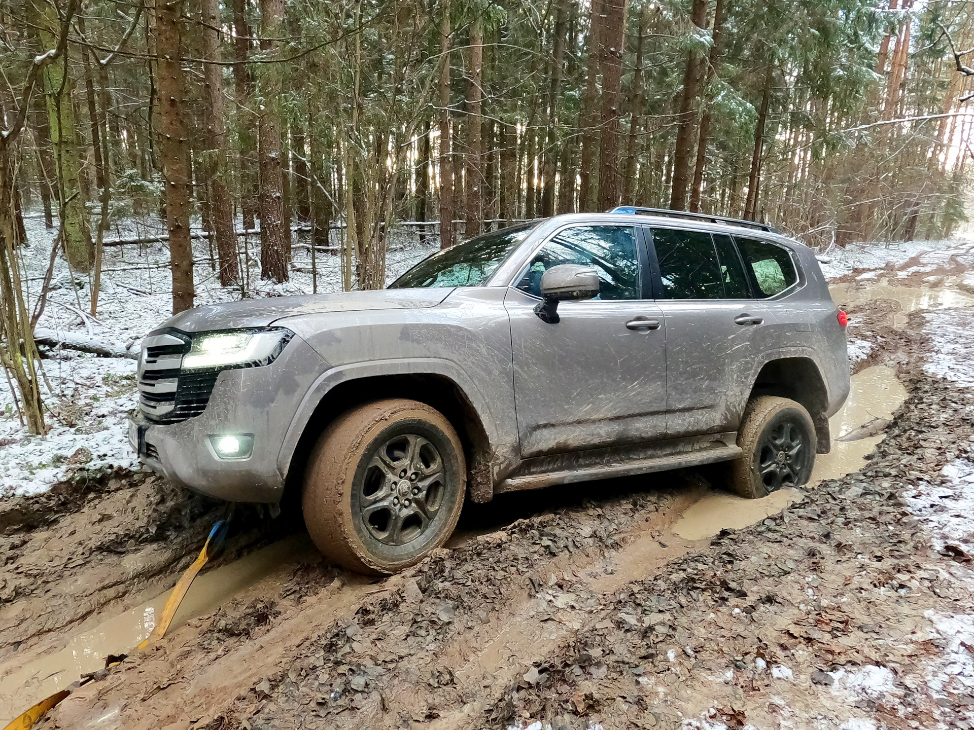 Toyota Land Cruiser 300, Jeep Wrangler, Haval H9, Нива Бронто —  внедорожники со всеми блокировками. Мы загнали их в грязь как есть — в  стандарте. — «Вне дорог» на DRIVE2