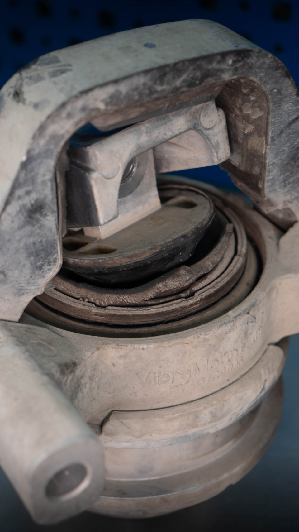 Правая подушка, оторвана совсем — билась чисто в ограничитель — Audi RS7 (C7)