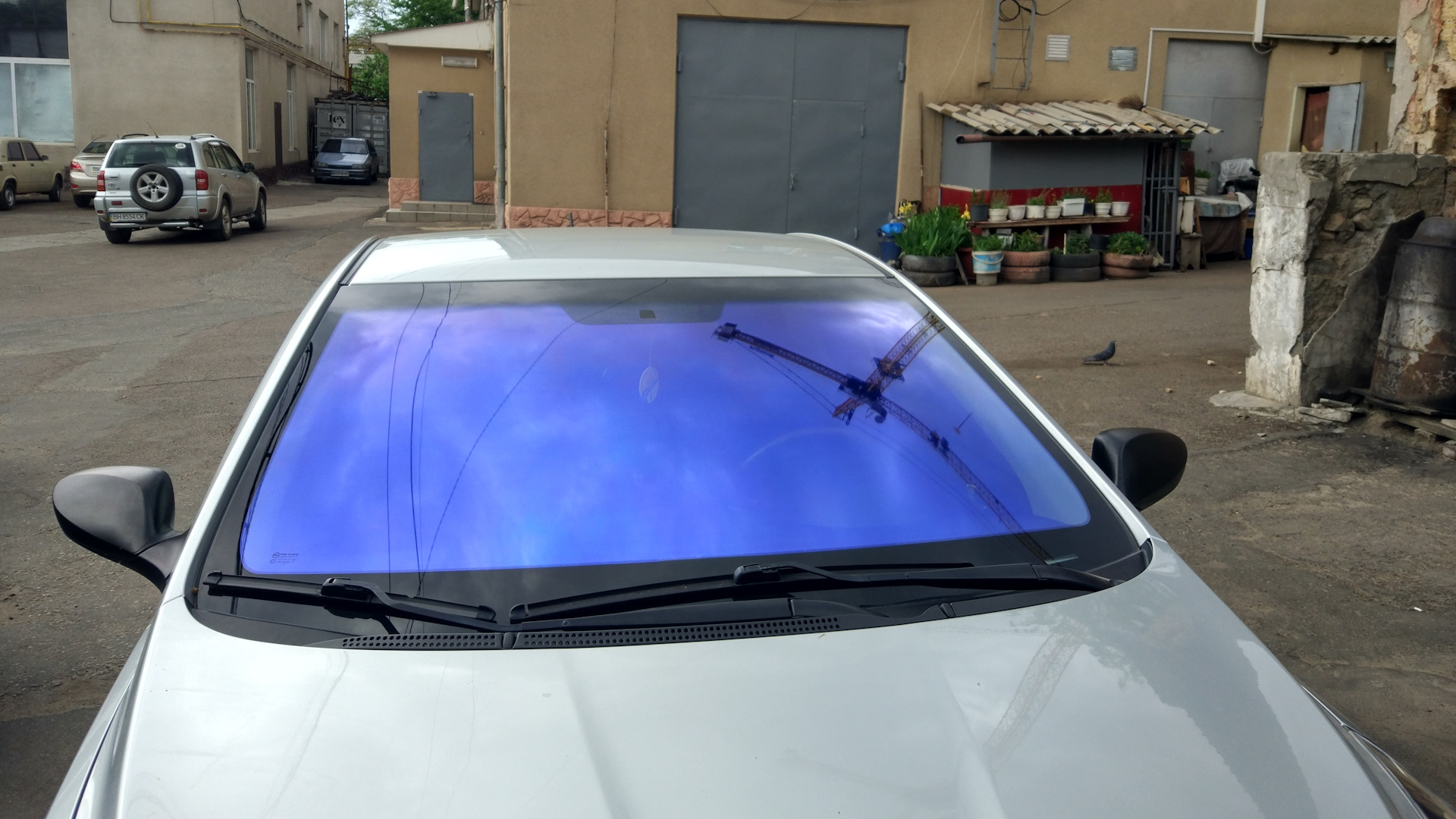 Ветровое стекло цветная пленка. Атермалка Hyundai Accent.