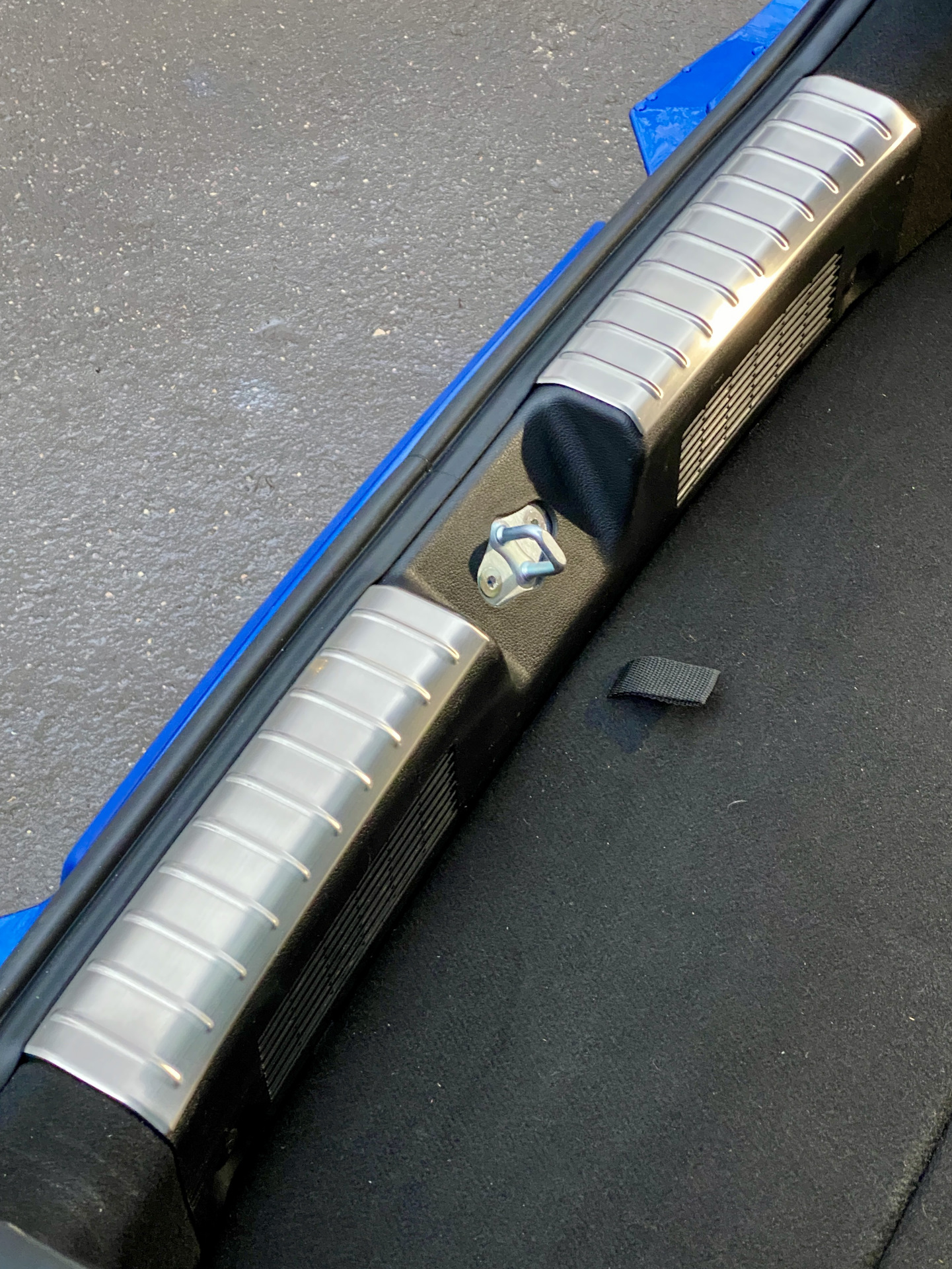 мазда 3 2008 накладка порога багажника. накладка на задний бампер рено дастер 2021. Nrs038602 накладка на порожек багажника. порог багажника sandero 1. декоративная накладка заднего порожка багажника kia rio 3.