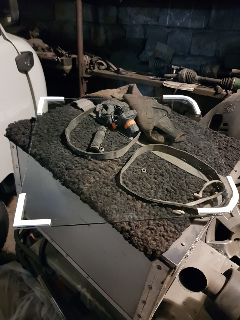 Приклеиваем по углам оконный уплотнитель. По углам для меньшего расхода уплотнителя. Еще если приклеить по периметру, то весной много нужно чистить клеевой слой. — Lexus RX (2G)