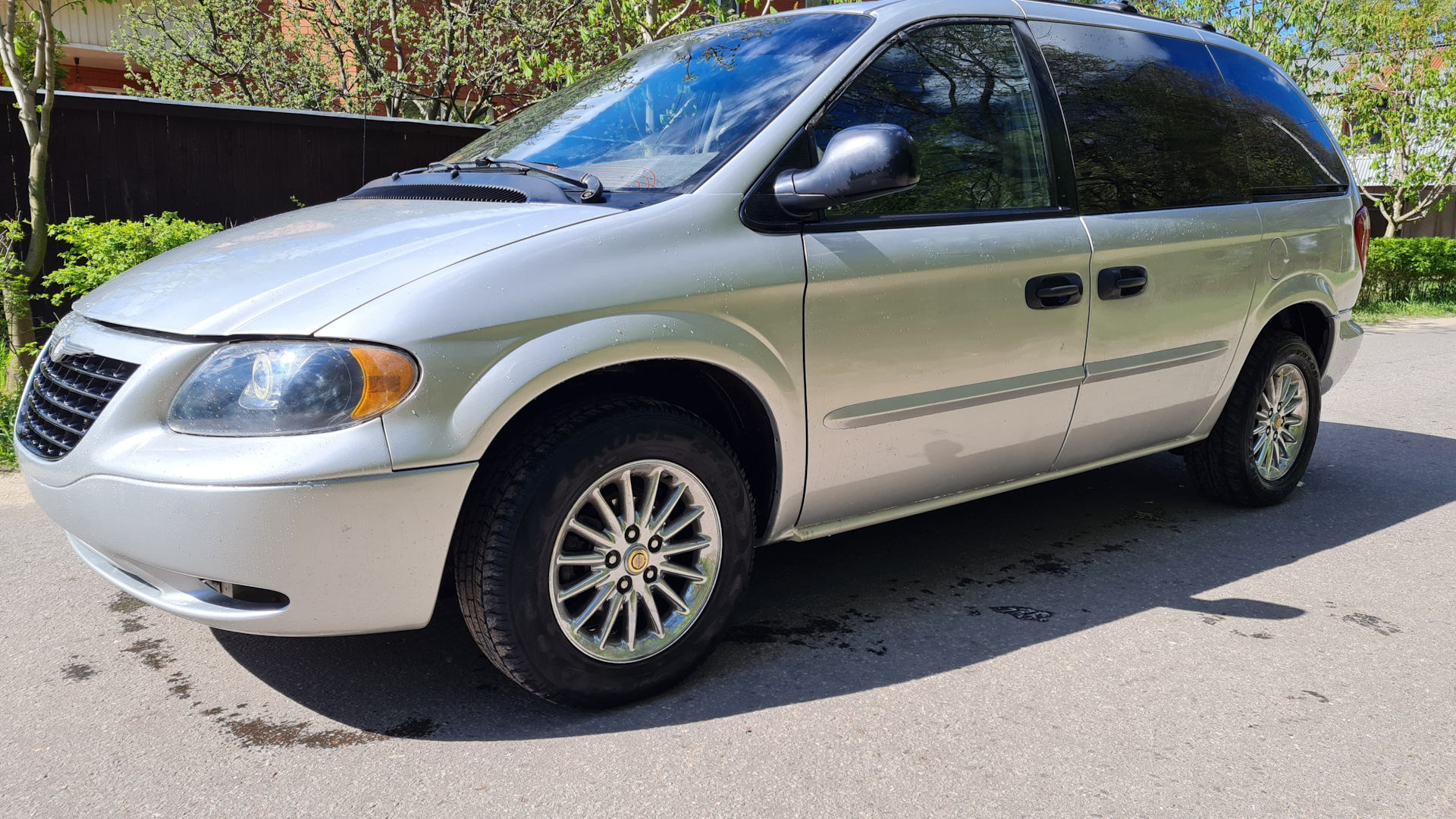 Крайслер вояджер 2002 2.4. Chrysler Voyager 2002 между водителем и пассажиром столик. Фото снизу Крайслер Вояджер 2002 год. Крайслер Вояджер 2002 года какое масло в двигатель оригинал.