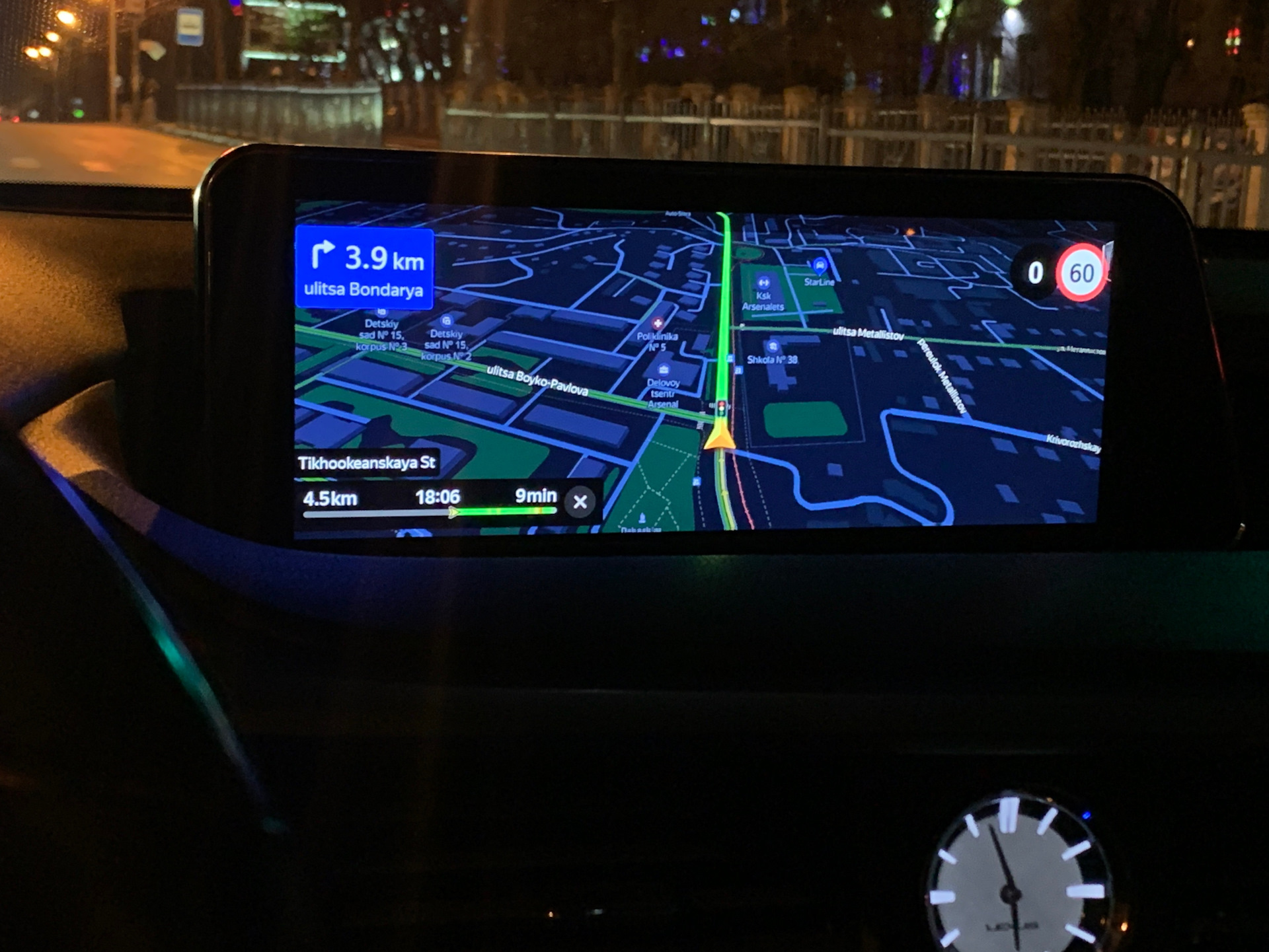 Навигатор на экране автомобиля. Навигатор автомобильный экран магнитола. Магнитола с экраном андроид.