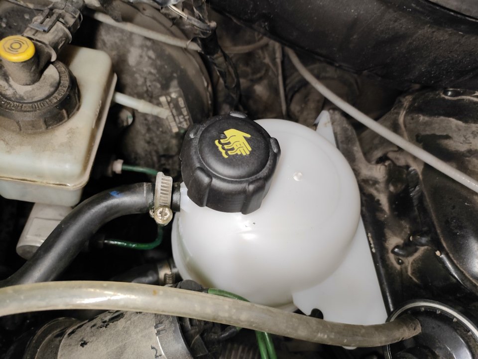 Бачок расширительный + крышка — Renault Logan (1G), 1,6 л, 2010 года ...