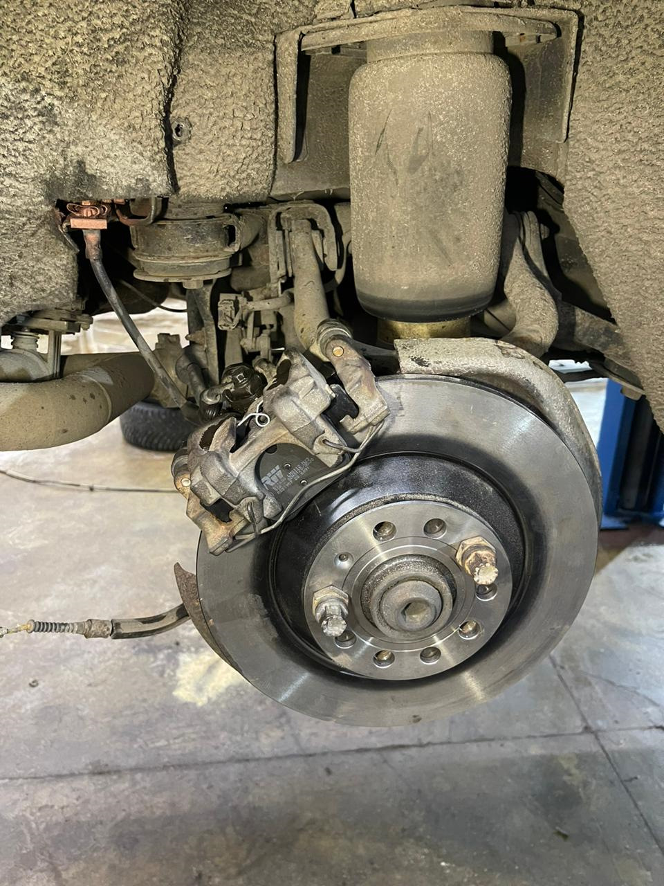 Долой механический ручник. — Audi Allroad (C5), 2,7 л, 2001 года ...