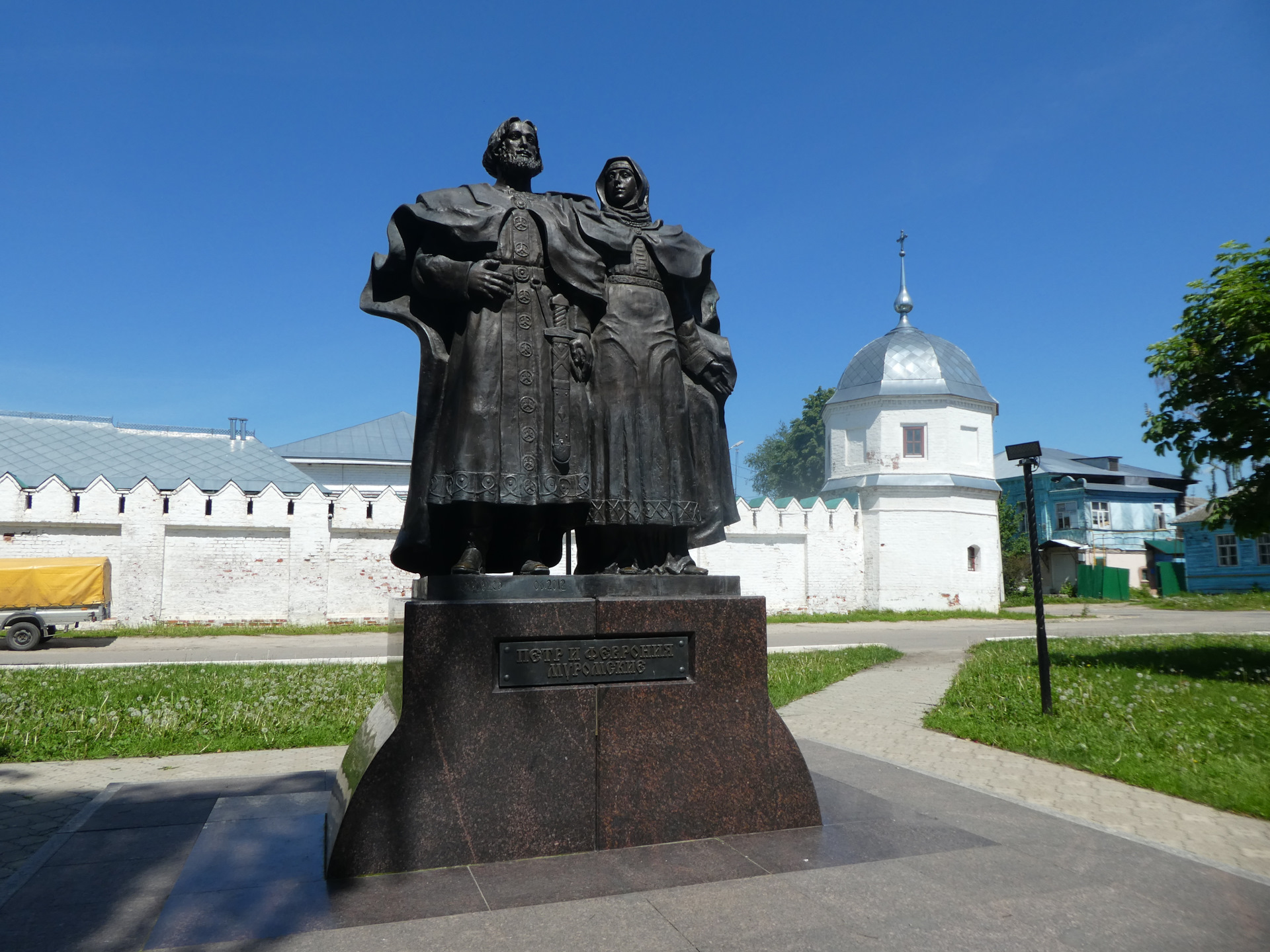 Памятник февронии в муроме. Муром памятник Петру и Февронии.