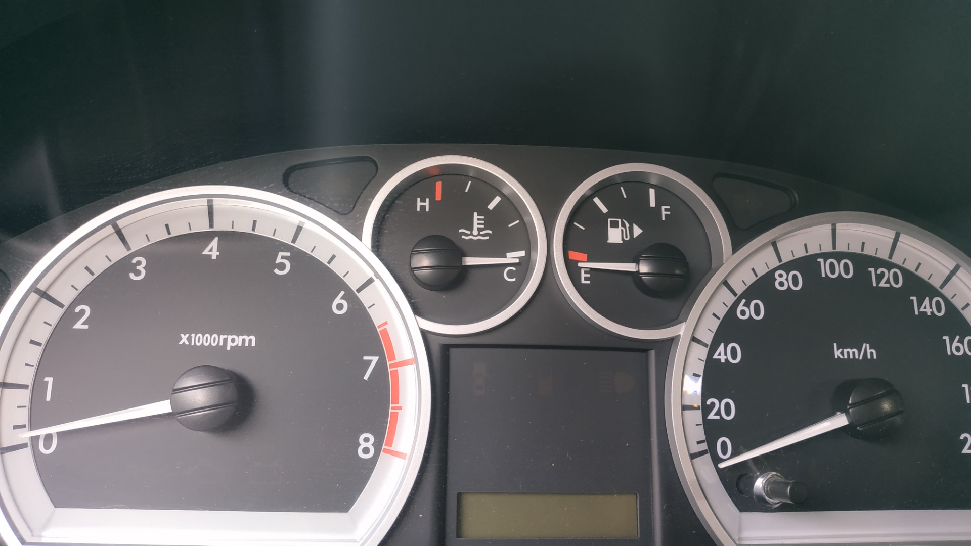 Опель астра j 1. Стрелка тахометра при запуске двигателя. Панель приборов при запуске. Стрелку тахометра. Тахометр при включении двигателя.