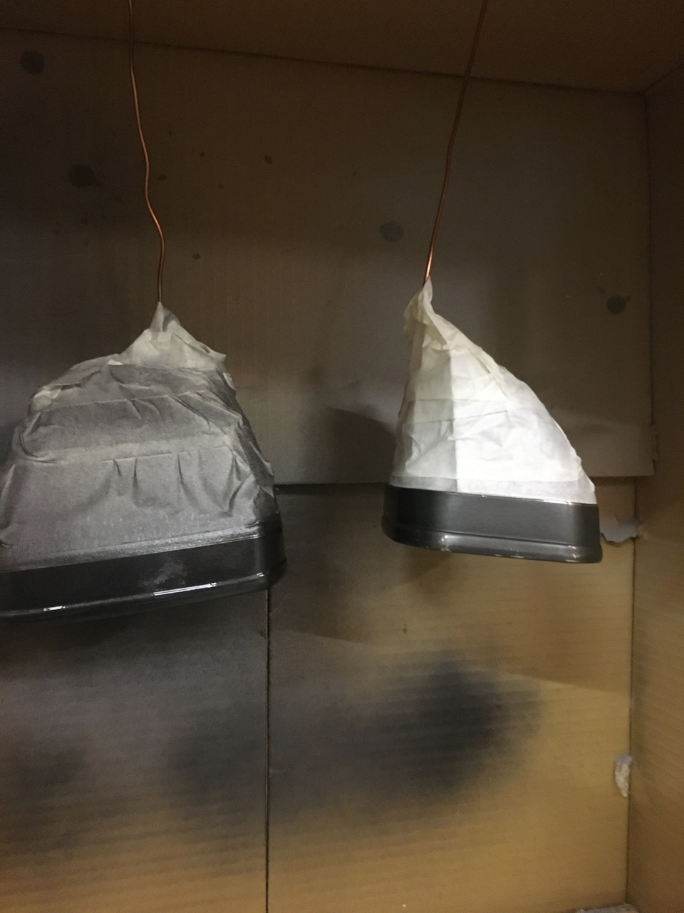 справа стоковое заматованное покрытие, слева — уже под новой краской — Toyota Crown (S120)