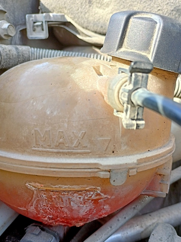 ⚒Замена бачка охлаждающей жидкости (лопнул) — Peugeot 2008 (1G), 1,6 л ...