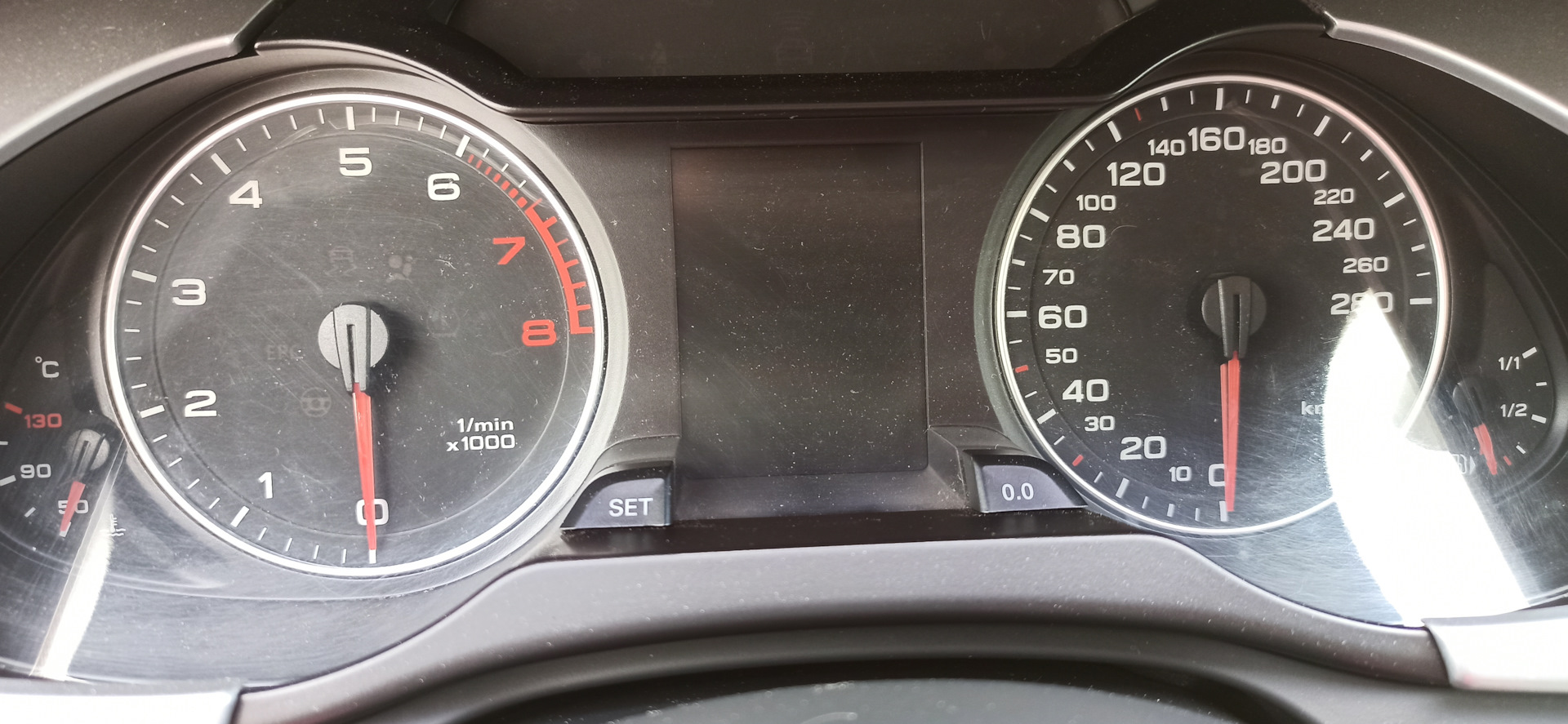 Полировка приборной панели и экрана MMI — Audi A4 (B8), 1,8 л, 2008 ...