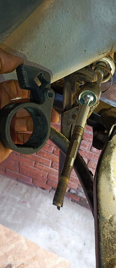 Этот бестолковый съёмник так и не смог открутить, газовым ключом можно открутить! (с пассажирской стороны точно) — Nissan Almera V (G11/15)