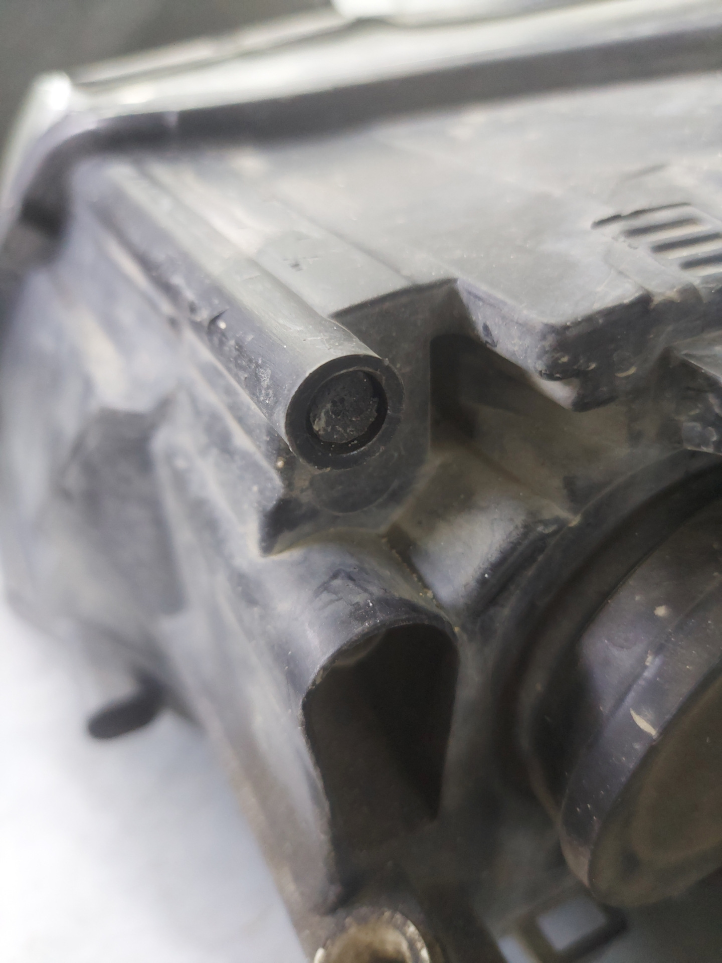 Шпилька крепления фары — Skoda Octavia A5 Mk2, 1,8 л, 2012 года ...