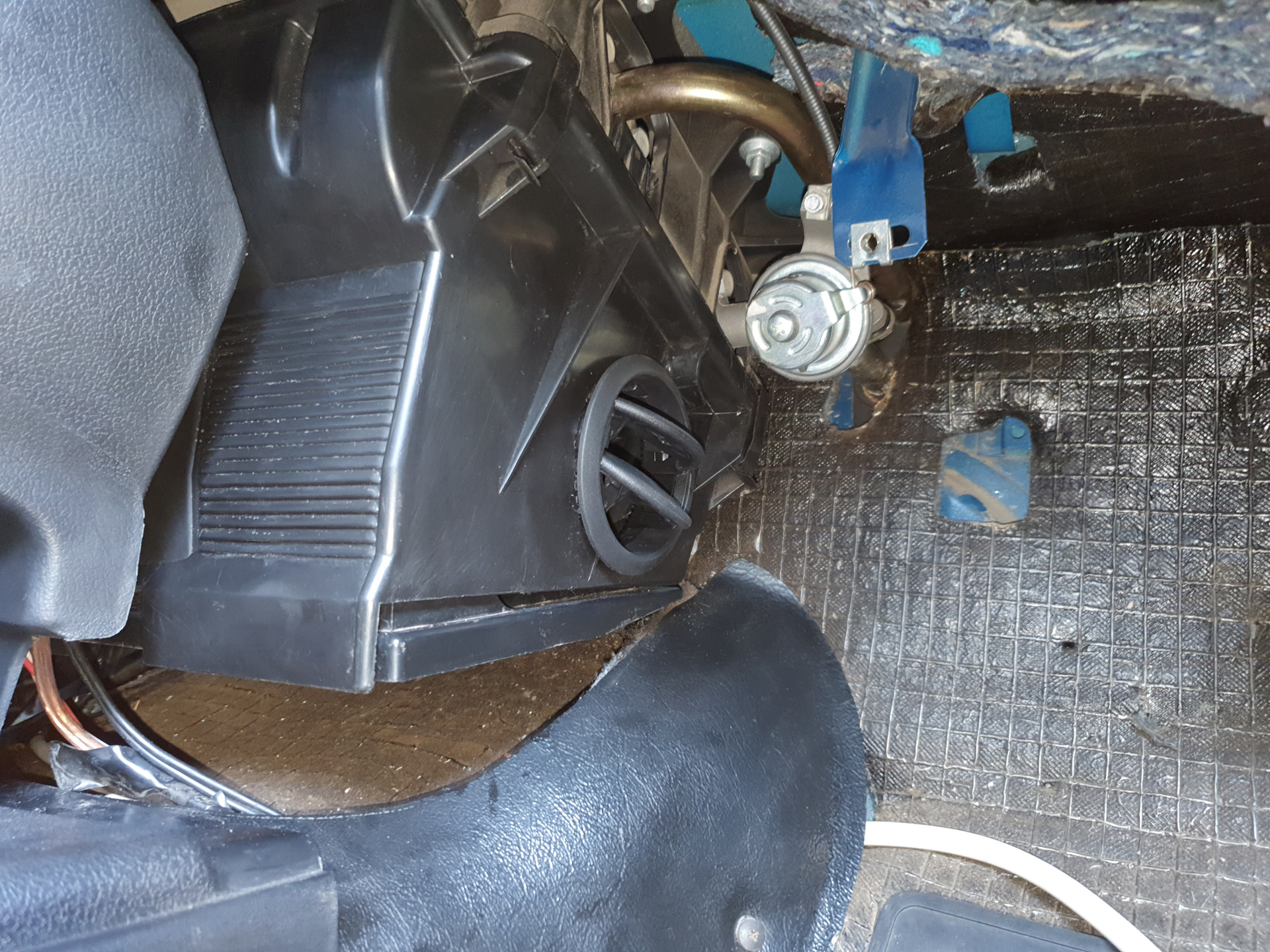 воздуховоды для задних пассажиров ваз 2107. воздуховод шкода рапид. воздуховод в ноги. воздуховоды салона ваз 2114. патрубки обдува ног задних пассажиров прадо 120.