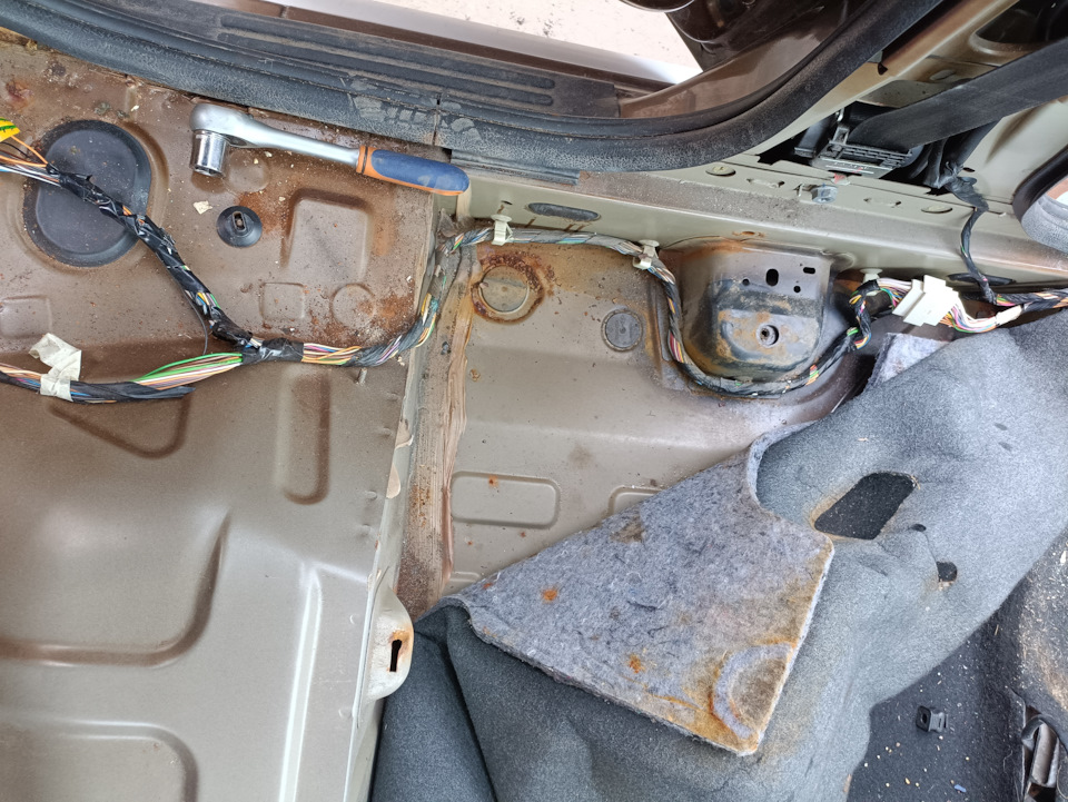 Как выглядело, когда вскрыл ковролин — Renault Sandero Stepway (1G)