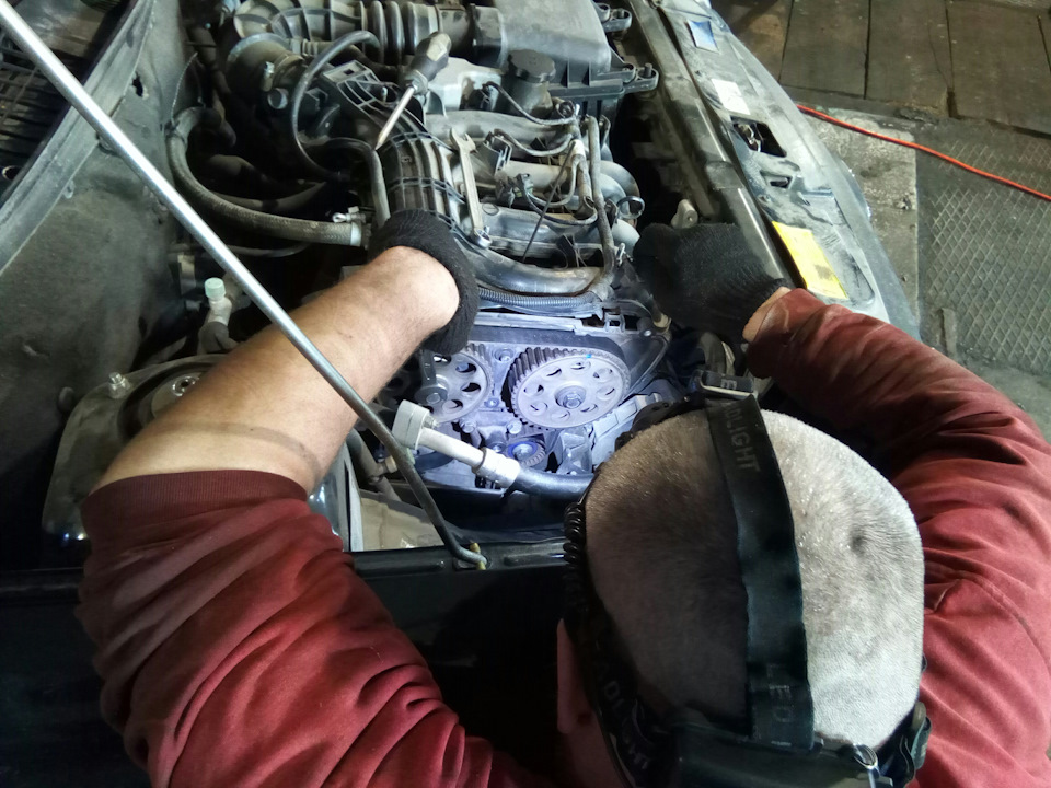 Замена натяжного ролика ремня ГРМ. — Lada Приора универсал, 1,6 л, 2012 ...