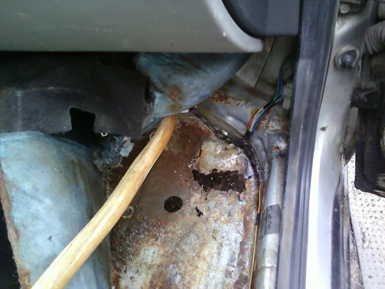 Отгнил разъем tcm вольво. Гнилые провода. Перепиновать разъем. Отгнил разъём дворников w163. Оплавление электропроводки.