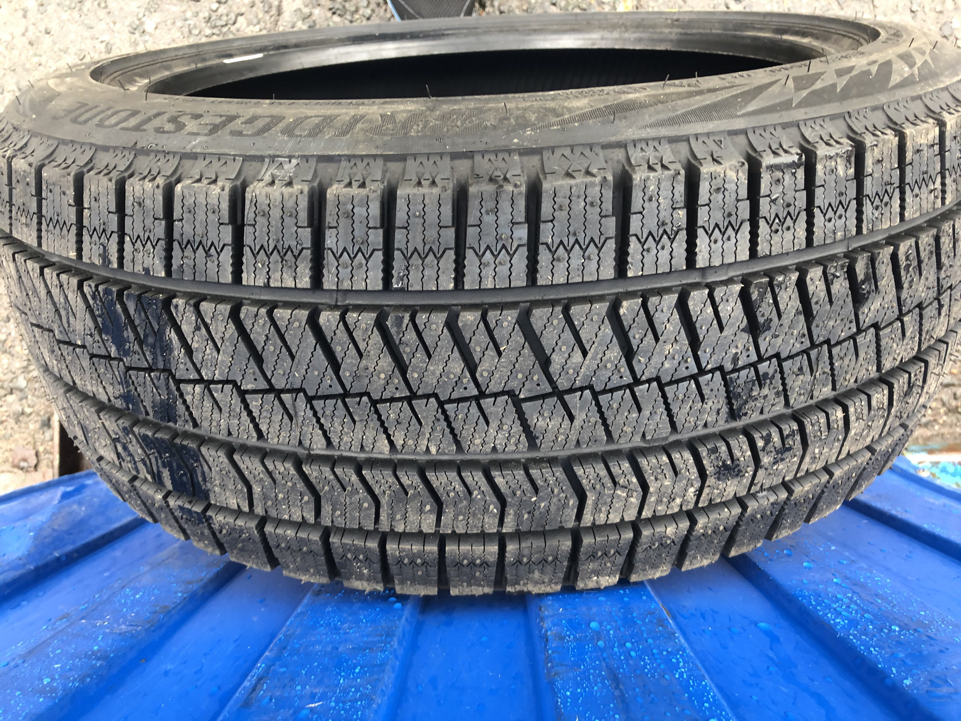 Близак айс. Bridgestone Blizzak vrx2. Bridgestone Blizzak Ice. Бриджстоун Blizzak VRX 2. Bridgestone Blizzak 245/45 drive2.