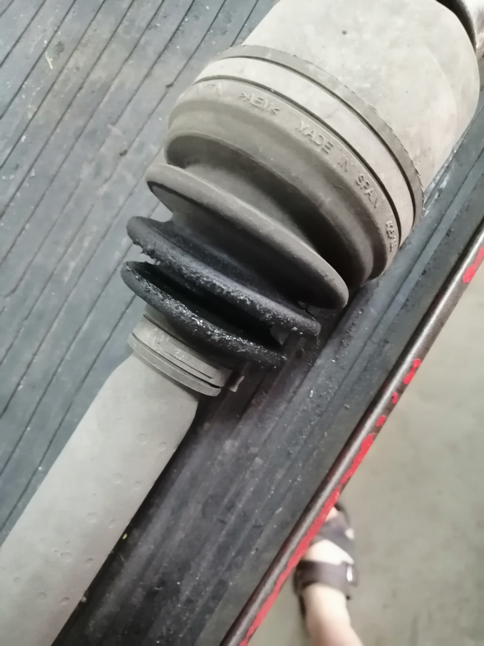 Порвался пыльник на правом приводе — Renault Grand Scenic III, 1,5 л ...