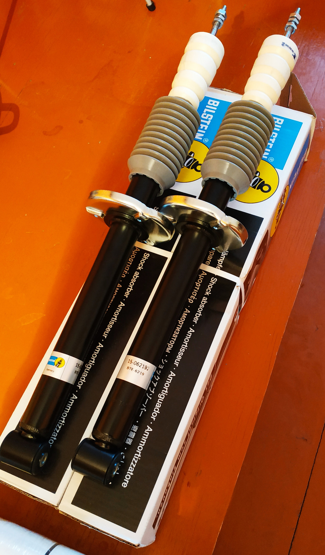 King shocks лх-570. Амортизатор задний для велосипеда 190мм. Масло в задний амортизатор питбайка. Задний амортизатор в масле. Задний амортизатор в масле.