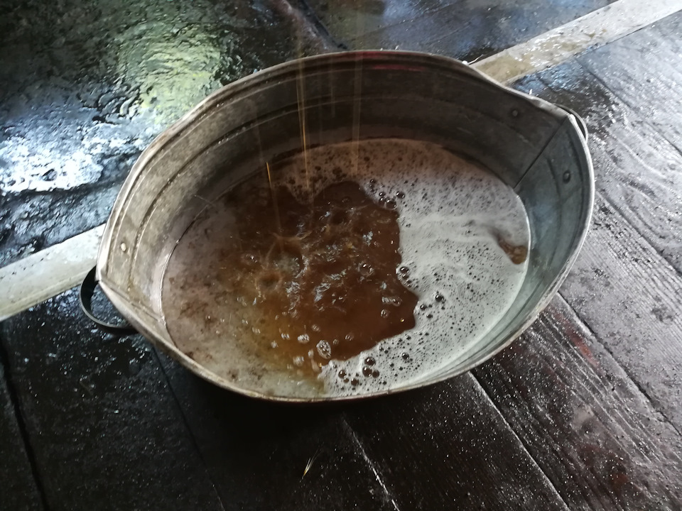 Вот такое слили после промывки дистиллированной водой с промывкой, действовали по инструкции, на заведённом двигателе 10 минут — Daewoo Nexia (2G)