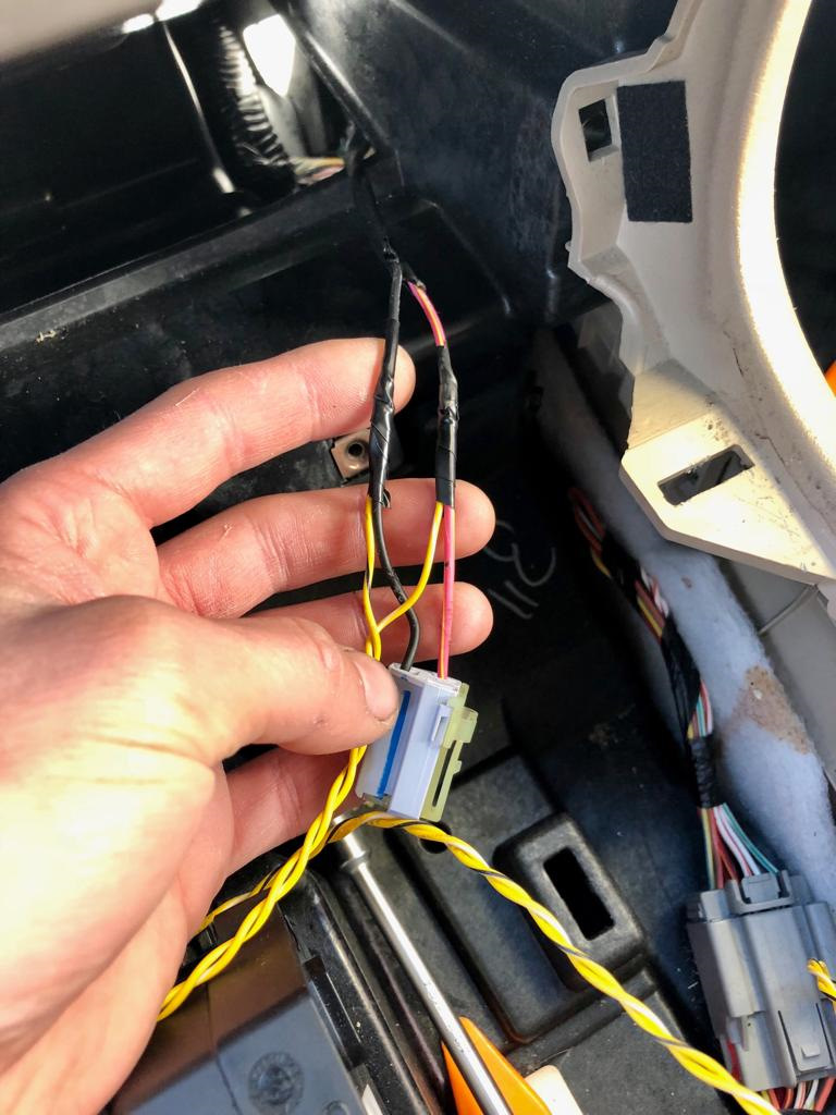 Фишка прикуривателя. Вход 12 вольт: плюс и минус мотаю к розово-желтому и черному, соответственно. — Jeep Grand Cherokee (WK2)