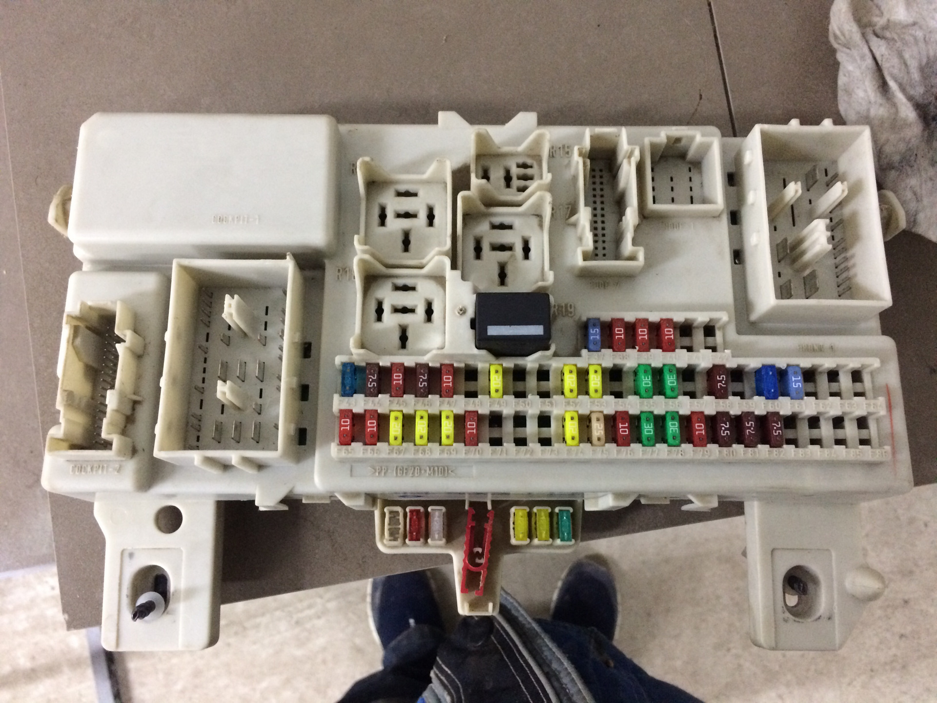 Как вытащить мамку с блока предохранителей мазда 3