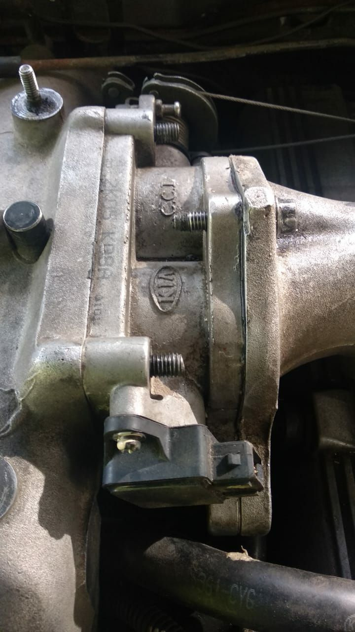 Вот здесь герметик — KIA Sportage (1G)