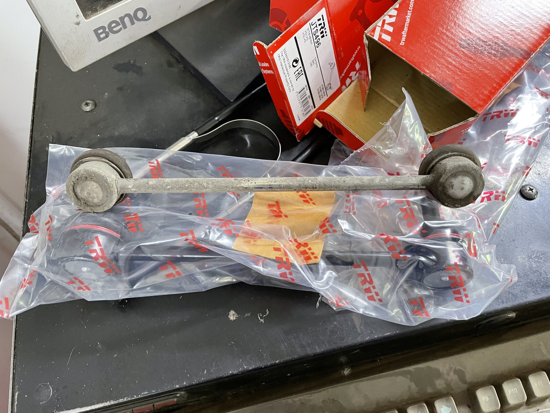 Стойки стабилизатора TRW — Smart fortwo (3G), 1 л, 2018 года | визит на ...