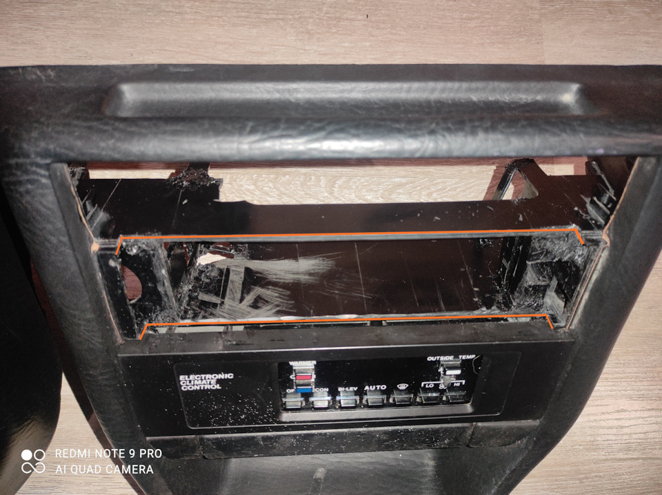 Поэтому срезаем лишнее(отметил красными линиями), чтобы углубить посадку магнитолы — Audi 100 (C3)